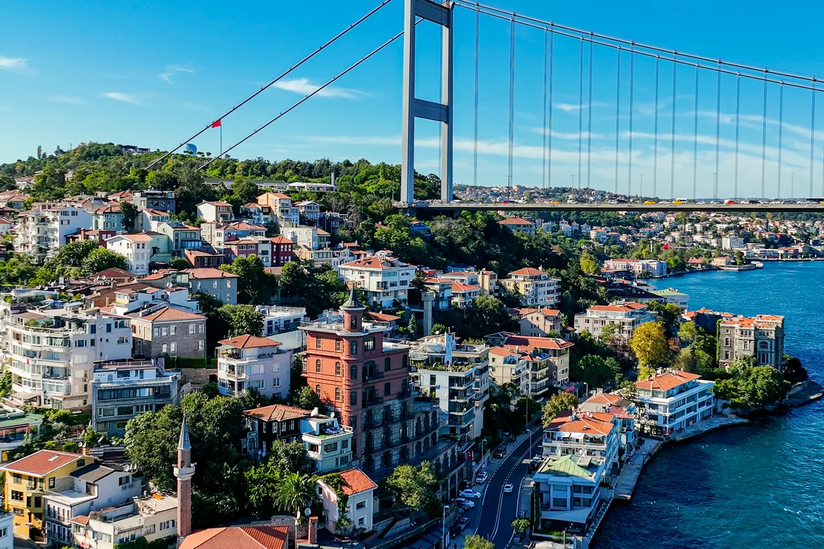 Bebek sahilinde Boğaz manzaralı yalı daireleri ve köşkler — temsili görsel
