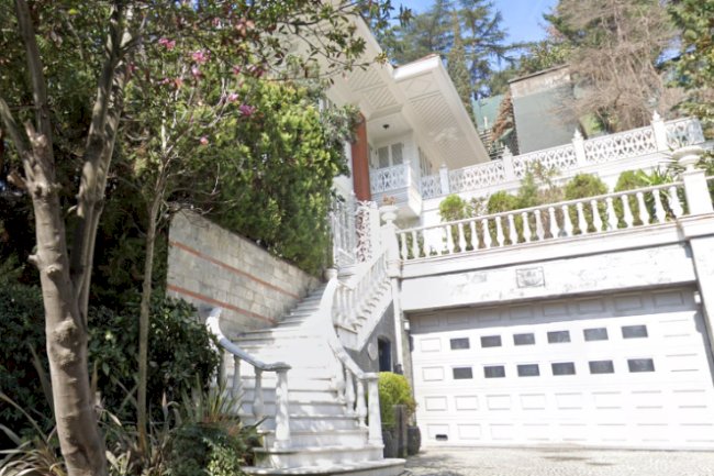 Beyaz Köşk / Sarıyer / Ergüvan Sokak: Yeşil Doku, Mahremiyet ve Şehirle Dengeli Bağlantı