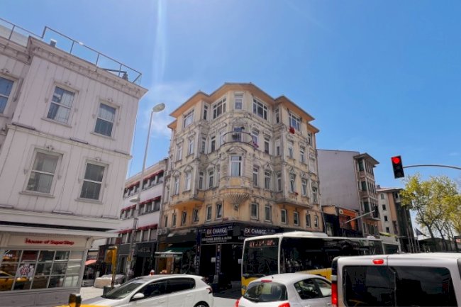 Yalı Dairesi / Beşiktaş / Ortaköy / Muallim Naci Caddesi: Sahil Hattında Yürünebilir Yaşam ve Seçici Mahremiyet