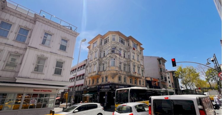 Yalı Dairesi / Beşiktaş / Ortaköy / Muallim Naci Caddesi: Sahil Hattında Yürünebilir Yaşam ve Seçici Mahremiyet