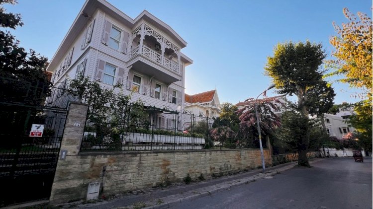 Konak / Büyükada / Maden: Çam Ormanı, Sahil Rotaları ve Ada Sakinliğinde Konak Yaşamı