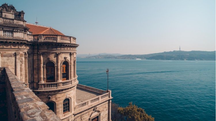 Boğaz da yalı satılıyor.